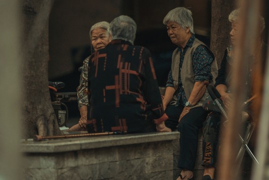 男生喝醉闹笑话？巧妙应对，化解尴尬